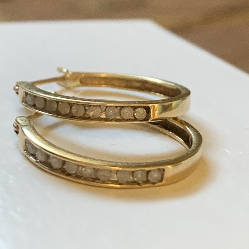 10kt Gold Hoop Earrings with 18 total Diamonds- Elegant Women's Jewelry🩷